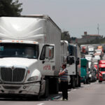 l FDC reportó la detención de un millón de tráileres en México, generando retrasos y riesgos de desabasto. La parálisis logística amenaza la economía nacional ante falta de acuerdos.