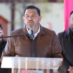 Cruz Pérez Cuéllar entregó obras en 11 escuelas públicas de Juárez con inversión de 17 millones de pesos, beneficiando a 17 mil estudiantes con canchas, techumbres y rehabilitaciones.