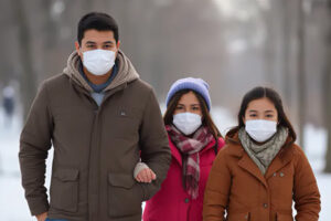 Con el invierno aumentan los casos de influenza, bronquitis y COVID-19. Siga estas recomendaciones de salud para prevenir enfermedades respiratorias y proteger a su familia con vacunación, buena alimentación y cuidados básicos.