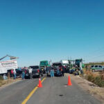 Productores y transportistas bloquean cinco carreteras en Chihuahua; la SICT pide seguir indicaciones ante cambios en la situación.