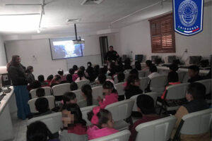 La AEI impartió pláticas en la primaria Ford 125 sobre violencia digital, omisión de cuidados y menores en conflicto con la ley, con gran participación de padres.