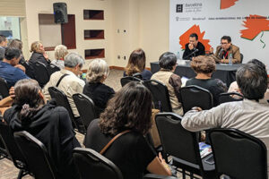El Dr. Abraham Sifuentes, docente de la UACJ, presentó su libro sobre cuerpo, enfermedad e histeria en la FIL Guadalajara 2025, logrando gran respuesta del público.