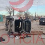 Dos jóvenes fallecieron en un accidente vial en el ejido Benito Juárez, municipio de Buenaventura, Chihuahua. Una camioneta GMC Terrain sin placas fue localizada en el cruce de 21 de Marzo y Pino Suárez. Autoridades investigan el hecho.
