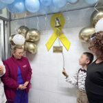 Niño de ocho años vence el cáncer y toca la Campana de la Victoria A fondo