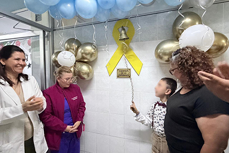 Alan, un niño de 8 años, tocó la Campana de la Victoria en el IMSS Chihuahua tras vencer el cáncer y concluir con éxito su tratamiento médico.