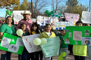 El alcalde Roberto Lucero asistió al desfile por el Día de las Personas con Discapacidad en Juan Mata Ortiz, con escuelas y adultos mayores.