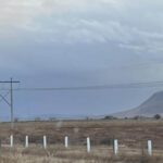 El frente frío 18 provocará bajas temperaturas, lluvias y vientos fuertes en Chihuahua, incluyendo heladas y posible nieve en zonas serranas, informó Protección Civil.