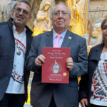 El nacimiento monumental creado por artistas de Mata Ortíz llegó al Vaticano como parte de la Navidad Mexicana 2025. Una obra de escala real que fusiona tradición cerámica y tecnología.