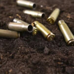 La Fiscalía de Distrito Zona Occidente investiga el ataque armado contra policías municipales de Madera, donde se localizaron patrullas baleadas, autos calcinados y casquillos de alto calibre.