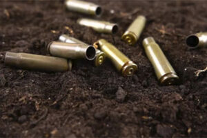 La Fiscalía de Distrito Zona Occidente investiga el ataque armado contra policías municipales de Madera, donde se localizaron patrullas baleadas, autos calcinados y casquillos de alto calibre.