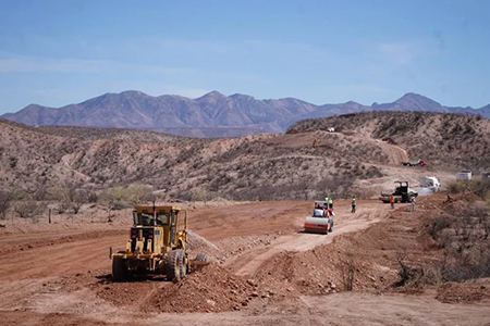 La carretera Bavispe-Nuevo Casas Grandes registra 80% de avance con una inversión histórica que busca detonar el desarrollo regional y mejorar la conectividad entre Sonora y Chihuahua.
