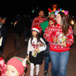 Colonia Juárez celebró su tradicional Desfile Navideño con la presencia del alcalde Roberto Lucero Galaz. Familias, escuelas e iglesias participaron en un recorrido lleno de color y espíritu festivo.