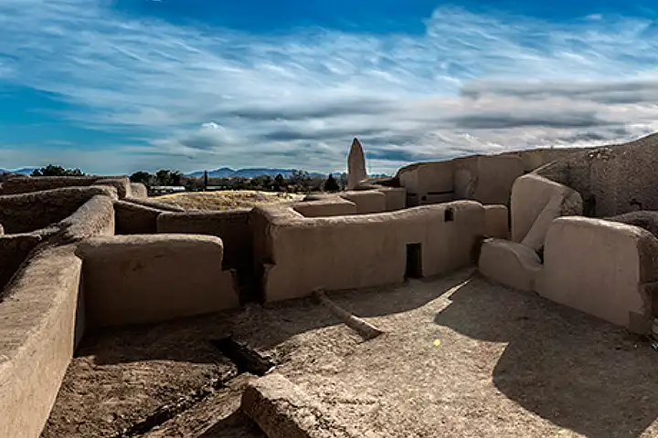 Explora Paquimé, la ciudad prehispánica más sofisticada del desierto. Descubre su arquitectura de adobe, ingeniería hidráulica y secretos arqueológicos hoy.
