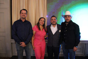 La presidenta Edith Escárcega participó en el relevo de la Cadena Productiva Casas Grandes, donde Jaime Armendáriz asumió la presidencia.