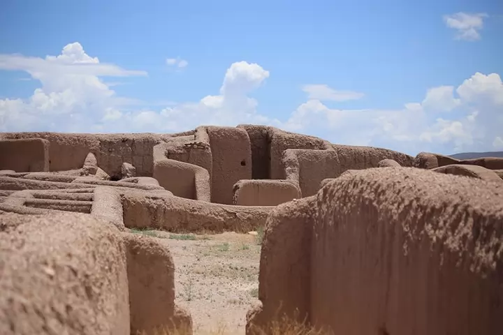 Vista panorámica de la zona arqueológica de Paquimé resaltando la complejidad urbana de sus laberintos de adobe y plazas ceremoniales.