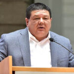 La Fiscalía de Chihuahua confirmó una emboscada a policías en Madera que dejó sólo daños materiales. No hubo heridos y corporaciones estatales controlaron la situación.