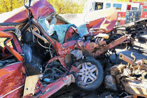 Un bebé murió y una menor de 12 años quedó grave tras un choque en la carretera Buenaventura–LeBarón. La conductora habría perdido el control al esquivar otro vehículo.