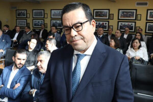 El fiscal Anticorrupción denunció que la FGR busca atraer una carpeta estatal pese a ser de competencia local; el caso quedó suspendido por orden judicial.