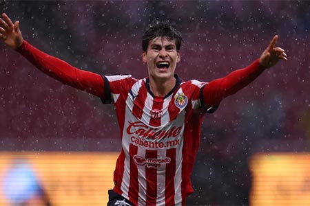 Armando “La Hormiga” González fue elegido MVP del Apertura 2025 de la Liga MX tras cerrar como campeón de goleo con 12 anotaciones para Chivas.