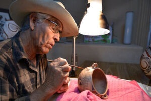 La senadora Andrea Chávez lanzó el concurso Manos de Barro para reconocer la cerámica de Mata Ortiz y homenajear al maestro Juan Quezada.