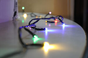 IMSS Chihuahua exhorta a extremar precauciones con luces navideñas para evitar cortos e incendios; recomienda revisar cables y evitar sobrecargas.