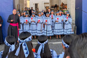 Maru Campos inauguró en el Vaticano la exposición de cien pesebres con un nacimiento rarámuri, marcando la primera participación de México en esta muestra.