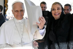 La gobernadora Maru Campos participó en una audiencia con el Papa León XIV e inauguró una muestra fotográfica sobre Chihuahua en la Via della Conciliazione.