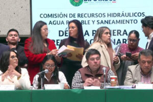 La nueva Ley General de Aguas avanzó al Pleno tras la aprobación en comisión con mayoría de Morena y aliados, en medio de protestas de agricultores y rechazo de la oposición.