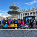 Niñas rarámuris de Carichí llevaron su música al Vaticano, interpretando cantos en su lengua y mostrando la riqueza cultural de Chihuahua y México.