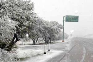 El frente frío número 25 ingresará al norte del país con aire ártico, provocando bajas temperaturas y posible nieve en Chihuahua.