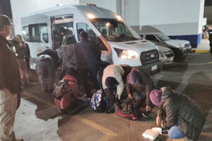 Autoridades de Chihuahua rescataron a 18 personas migrantes retenidas en un domicilio de Ciudad Juárez, gracias a la videovigilancia del C7-iA y Centinela.
