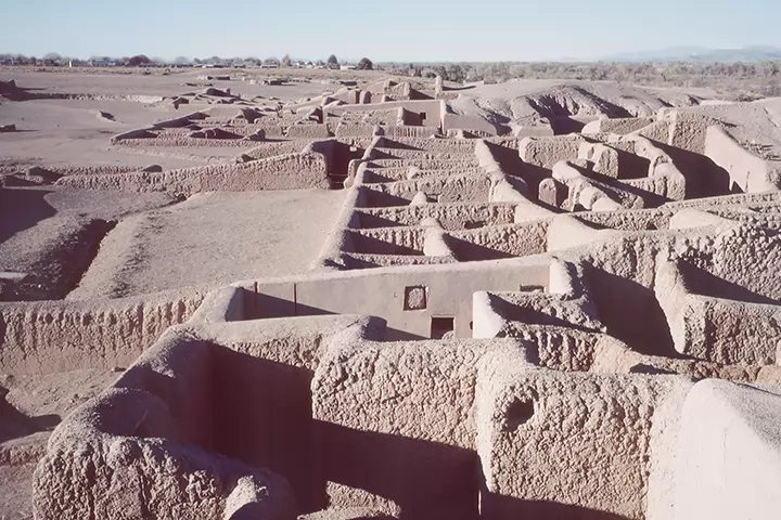 Gráfica y representación del análisis de ADN antiguo de 114 individuos que habitaron la zona de Paquimé durante su época de mayor esplendor arquitectónico.