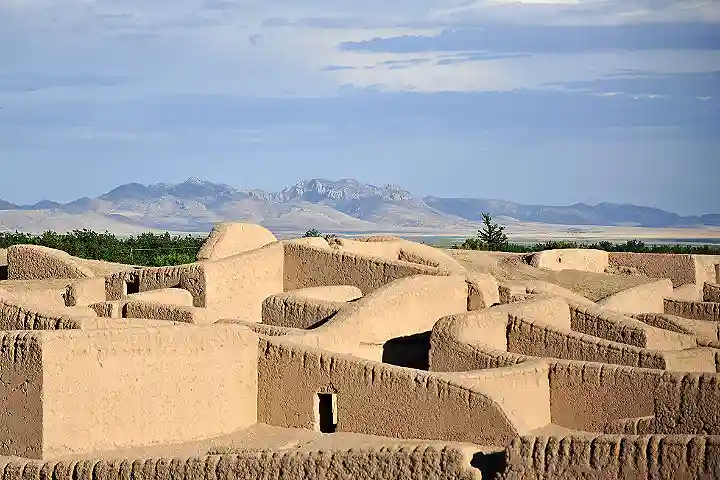 Paquimé es mucho más que ruinas de tierra. Es una proeza de la astronomía y el urbanismo precolonial. Conoce su historia y cómo visitarla con seguridad.