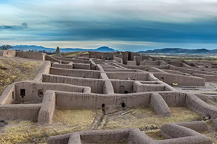 De la cría de guacamayas a los acueductos de piedra: Paquimé te sorprenderá con su avanzada tecnología. Lee nuestra investigación completa aquí.