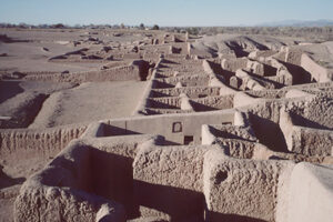 Paquimé, construida en el siglo XIII, fue la mayor ciudad precolonial del desierto chihuahuense. Estudios revelan su importancia política, económica y ceremonial.