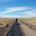 SICT Chihuahua utiliza un tren de repavimentación de última generación para modernizar carreteras del estado y mejorar la seguridad vial.