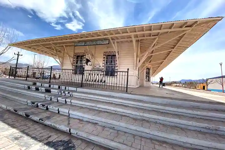 La propuesta para renombrar Mata Ortiz por nombre de Juan Quezada genera debate. Entérate de los beneficios legales y turísticos para la región ahora.