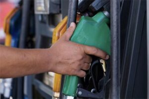 El Gobierno de México aseguró que la gasolina regular seguirá debajo de 24 pesos por litro pese al aumento del IEPS a partir de enero de 2026.