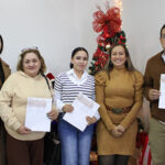 La alcaldesa Edith Escárcega entregó premios a las escuelas ganadoras del concurso Encendiendo un Sueño esta Navidad en Nuevo Casas Grandes.
