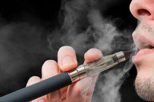 Claudia Sheinbaum advirtió que los vapeadores causan “muchísimo daño” y pidió a jóvenes evitar su uso tras aprobarse su prohibición en la Ley General de Salud.