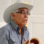 El poblado de Juan Mata Ortiz analiza cambiar su nombre a Juan Quezada Celado en honor al maestro ceramista. Habitantes debaten el impacto cultural y turístico.