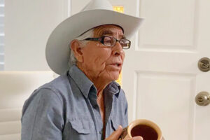 El poblado de Juan Mata Ortiz analiza cambiar su nombre a Juan Quezada Celado en honor al maestro ceramista. Habitantes debaten el impacto cultural y turístico.