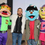 Estudiantes de Casas Grandes disfrutaron la obra Deni y sus Amigos, un proyecto de la CEDH que enseña valores y derechos a través del teatro infantil en el gimnasio municipal.