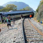 El descarrilamiento del Tren Interoceánico en Oaxaca dejó 13 personas muertas y decenas de heridos, confirmó la Secretaría de Marina durante la conferencia presidencial.