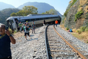 El descarrilamiento del Tren Interoceánico en Oaxaca dejó 13 personas muertas y decenas de heridos, confirmó la Secretaría de Marina durante la conferencia presidencial.
