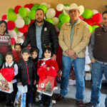 El presidente municipal Roberto Lucero entregó regalos a niños de kínder durante una posada navideña en la Colonia Cuauhtémoc, en Casas Grandes.