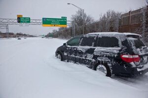 Una fuerte tormenta invernal provocó cancelaciones de vuelos, nevadas históricas en Nueva York y al menos cuatro muertes en Estados Unidos.
