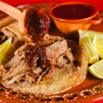 ¡El sabor de Michoacán en tu boca! Descubre los secretos de las carnitas estilo Michoacán, desde el cazo de cobre hasta el taco perfecto. ¡Entra y antoja tu paladar ahora!
