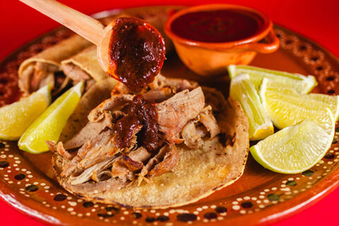 ¡El sabor de Michoacán en tu boca! Descubre los secretos de las carnitas estilo Michoacán, desde el cazo de cobre hasta el taco perfecto. ¡Entra y antoja tu paladar ahora!